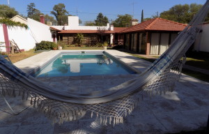 VENDO – APTA CREDITO – ARGUELLO – 3 DORM. 2 BAÑOS – SUITTE – QUINCHO – PISCINA – DEP. DE SERVICIO – 1 PLANTA