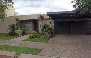 JARDIN CLARET – 4 DORM. VESTIDOR Y BAÑO EN SUITTE  – PISCINA – ESCRITURA – TODO PLANTA BAJA