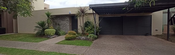 JARDIN CLARET – 4 DORM. VESTIDOR Y BAÑO EN SUITTE  – PISCINA – ESCRITURA – TODO PLANTA BAJA